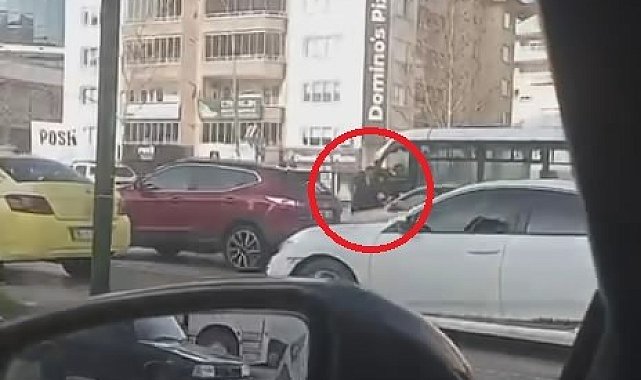 Akan trafiğe aldırış etmeden birbirlerine girdiler