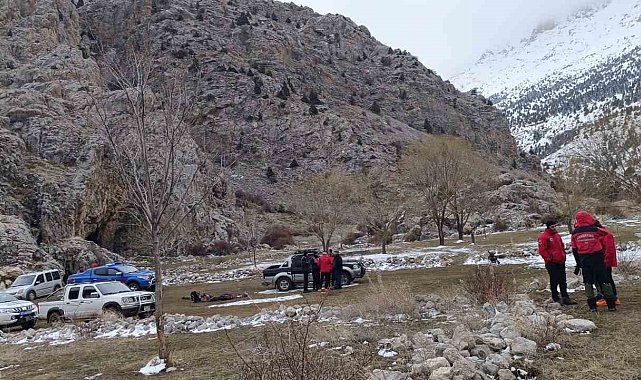 Aladağlar'da kar kütlesi altında kalan dağcı hayatını kaybetti