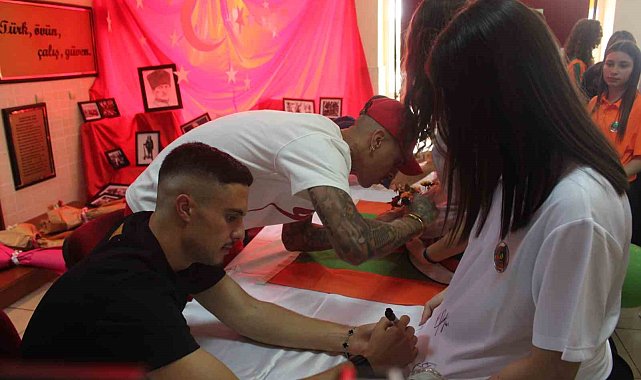 Alanyasporlu 3 futbolcu, lise öğrencilerine imza dağıttı