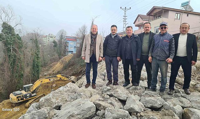 Alaplı'da heyelan riski olan yollara istinat duvarı örülüyor