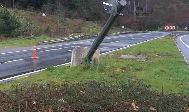 Alaplı'da iki araç çarpıştı