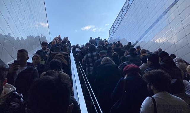 Altunizade'de metrobüs arızası: Durakta insan seli oluştu