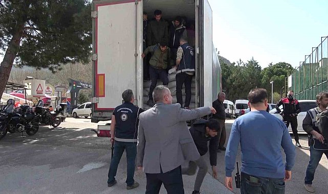 Amasya'da 40 kaçak göçmen taşıyan tırın sürücüsü tutuklandı