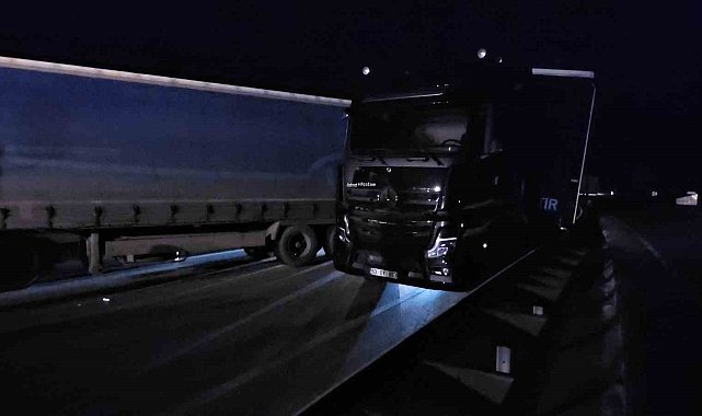 Amasya'da çarpışan tırlar trafiği felç etti