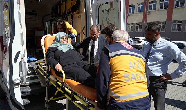 Ambulansla oy kullanacağı okula getirilen kadın: "Devletimizden Allah razı olsun"