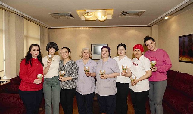 Anadolu Üniversitesi'nde 8 Mart Dünya Kadınlar Günü çiçeklerle kutlandı