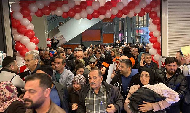 Ankara'da mağaza açılışında indirim izdihamı