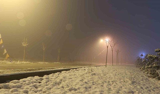 Ankara'nın yüksek kesimlerinde kar yağışı ve sis etkili oldu