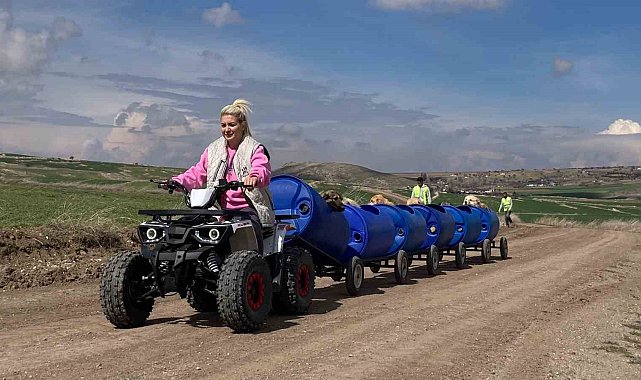 Ankaralı hayvansever engelli köpekleri varilden yapılan trenle gezdiriyor