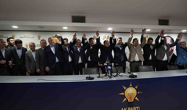 Antalya'da AK Parti'ye katılan 7 bin 841 üyeye rozetleri takıldı