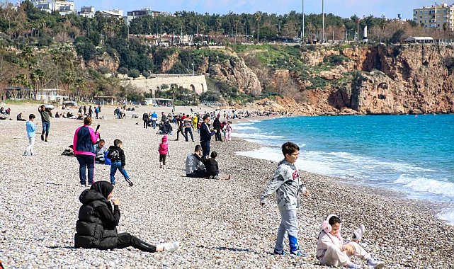 Antalya'da bahar havası, sıcaklığı hisseden denize koştu