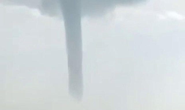 Antalya'da balıkçılar dev hortumu denizden görüntüledi