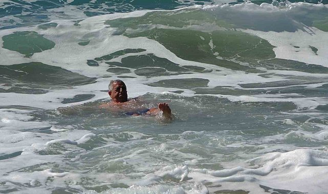 Antalya'da çatıları uçuran fırtına sonrası turistlerin deniz keyfi