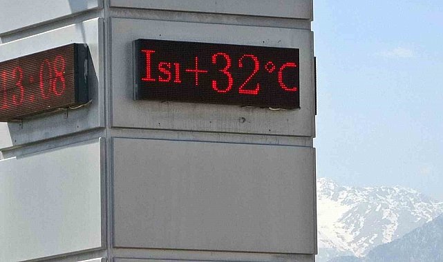 Antalya'da kar manzaralı 32 derece, sahilleri yaza döndürdü