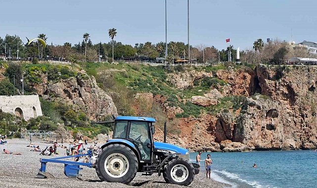 Antalya&#039;da yaz erken başladı, dünyaca ünlü sahil tarla gibi sürüldü
