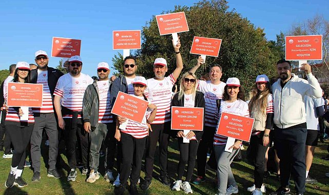 ANTİAD,Cumhuriyet'in geleceği gençler için koştu