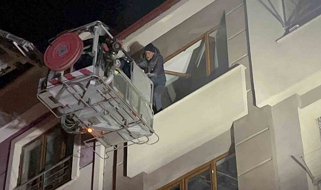 Apartmanın garajında başlayan yangında onlarca kişi evinde mahsur kaldı