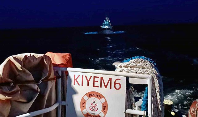 Arızalanan 17 metrelik lüks tekneyi KIYEM ekipleri kurtardı