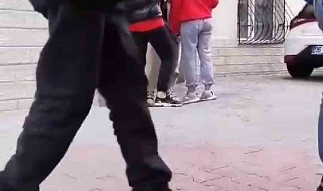 Arkadaşlarının kavgasını ayırmayıp cep telefonu ile kaydettiler