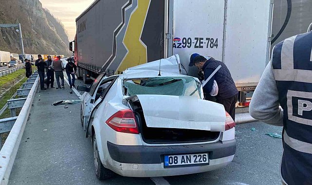 Artvin'de otomobil duran tıra arkadan çarptı: 1 yaralı