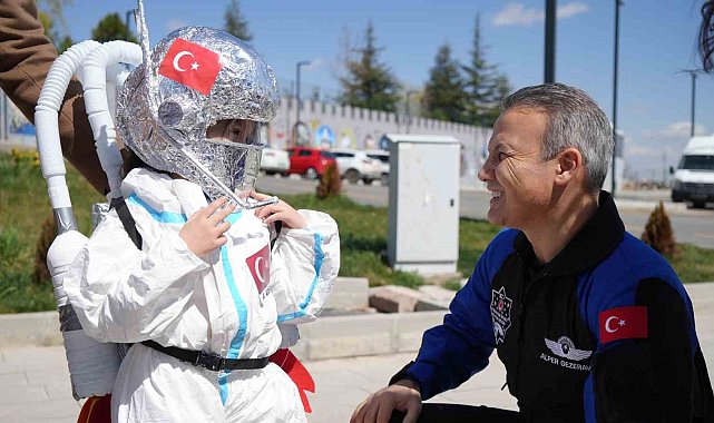 Astronot kıyafetli 5 yaşındaki Mira, Alper Gezeravcı'yı Türk bayrağıyla karşıladı