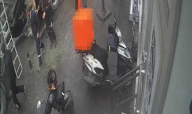 Ataşehir'de iki şahsın yumruk yumruğa kavgası kamerada