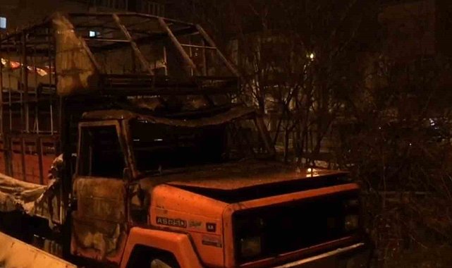 Ataşehir'de kamyonet alev alev yandı