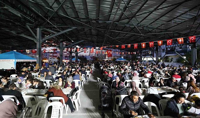 Atay hizmete açtğı Adnan Menderes Kapalı Pazar Yeri&#039;nde mahalle sakinleriile iftar açtı