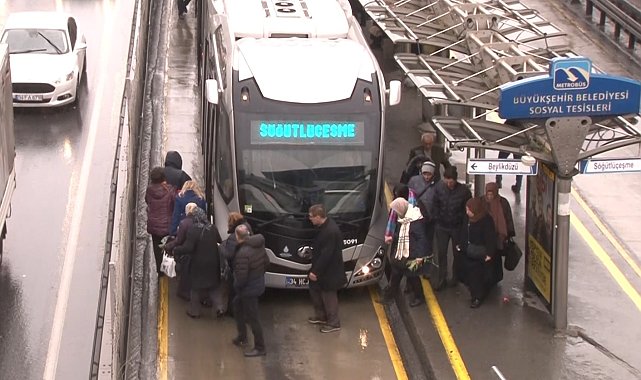 Avcılar'da iki metrobüs çarpıştı: 5 yaralı