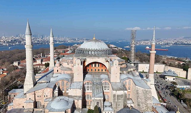 Ayasofya-i Kebir Camii Şerifi'ne Ramazan mahyası asıldı