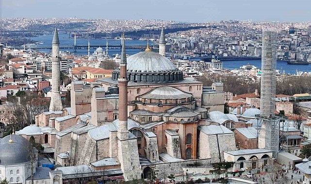 Ayasofya-i Kebir Camii Şerifinin, restorasyonunda 2. Bayezid Minaresi&#039;nde söküm işlemi havadan görüntülendi