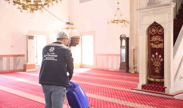 Aydın Büyükşehir Belediyesi camileri temizliyor