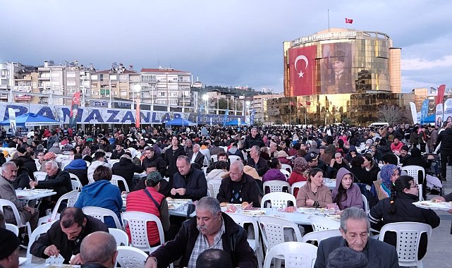 Aydın Büyükşehir Belediyesi kentin birçok noktasında iftar sofraları kurmaya devam ediyor