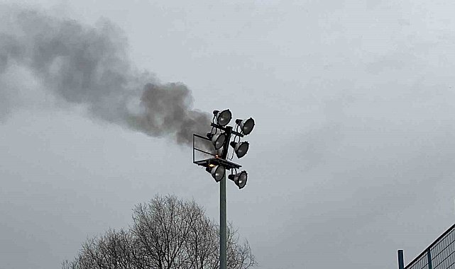 Aydınlatma direği yandı, futbol müsabakası ertelendi