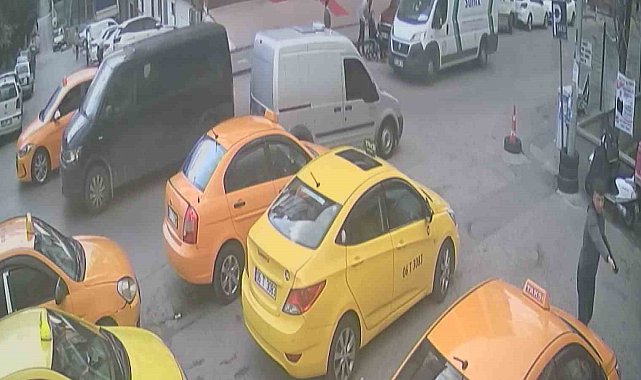 Aynı günde 5 farklı olayda 6 kişiyi yaralayan çocuğun silahlı saldırısı kameraya yansıdı