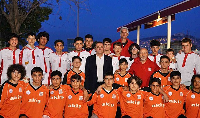 Ayvalıklı "Dev adamlar" zaferi Başkan Ergin ile kutladı
