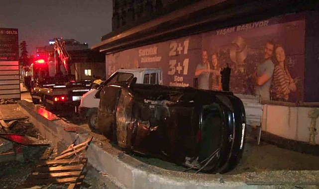 Bahçelievler E-5 Karayolu'nda otomobil, otobüs durağına çarparak takla attı