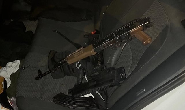 Bahçelievler'de durdurulan plakasız araçtan uzun namlulu silahlar çıktı: Şüpheliler hareket halindeki araçtan atladı