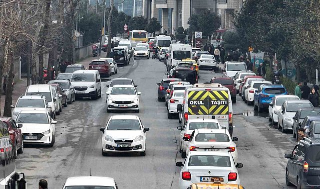 Bahçelievler'de trafik çilesi: 200 metre mesafe 25 dakikada gidiliyor