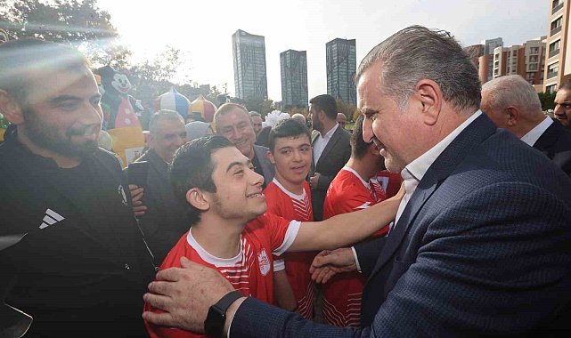 Bakan Bak, down sendromlu milli sporculara başarılar diledi