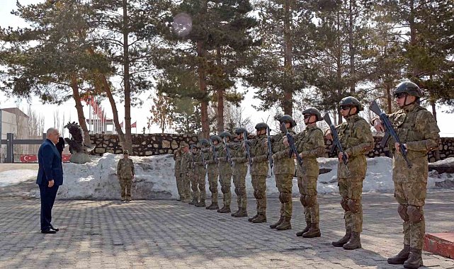 Bakan Güler, Hakkari'de bulunan 3'üncü Piyade Tümen Komutanlığında inceleme ve denetlemelerde bulundu