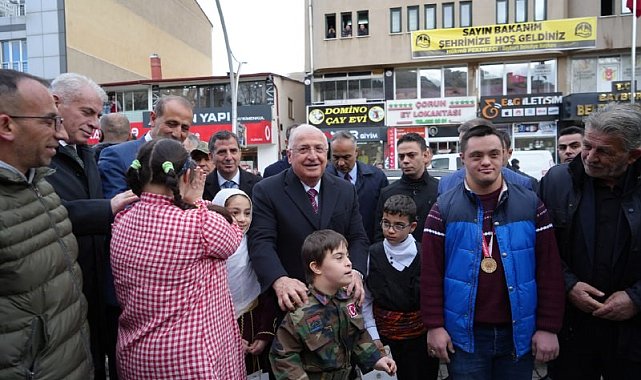 Bakan Güler'i down sendromlu çocuklar karşıladı