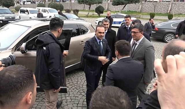 Bakan Kacır kendi kullandığı Togg ile valiliği ziyaret etti