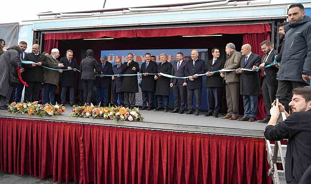 Bakan Özhaseki: "Hatır soruyor gibi davrandılar, selfieler çektiler, bırakıp gittiler. Bunlar da deprem turistleriydi"