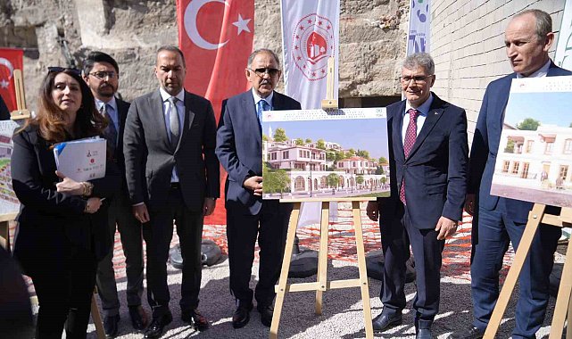 Bakan Özhaseki: "Önümüzdeki aydan itibaren her ay 10 - 15 bin konutu dağıtmaya devam edeceğiz"
