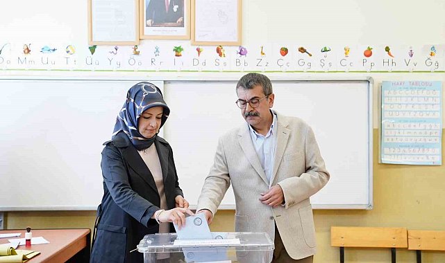 Bakan Tekin Ankara'da oyunu kullandı