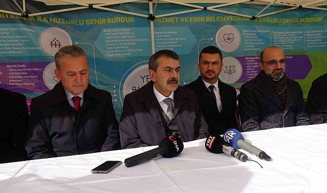 Bakan Tekin, Cumhuriyet Meydanı'nda AK Parti standını ziyaret etti.