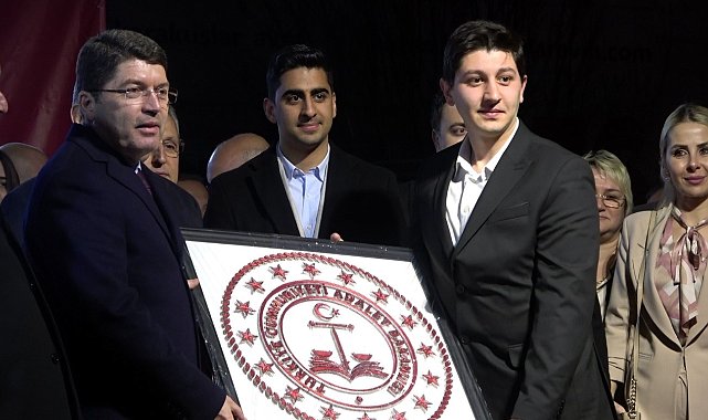 Bakan Tunç'a Adalet Bakanlığı logosu hediye edildi