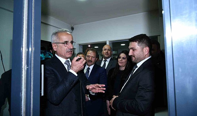 Bakan Uraloğlu Ankara'da taksi durağını ziyaret etti, müşterilerin telefonlarına cevap verdi
