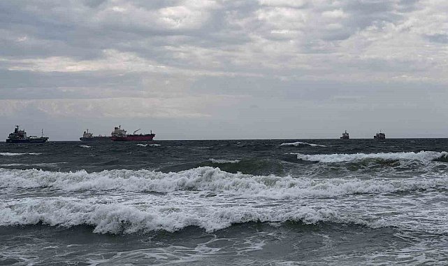Bakırköy sahilinde fırtına nedeniyle dalgalar oluştu